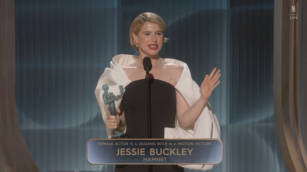 JuviCinefilo's tweet photo. Señoras y señores, Jessie Buckley ha ganado TODOS los premios posibles, solo le falta el #Oscar, que os adelanto, lo va a ganar pero DE CALLE.
Es una de esas actuaciones que no tienen rival, es otra cosa, algo que se escapa a la comprensión humana, algo trascendental e irrepetible.

Como dije, su interpretación en #Hamnet, es historia del cine, así está quedando demostrado.
Simplemente histórica Jessie Buckley. 😍��

Siguiente destino, el #Oscar. 👏