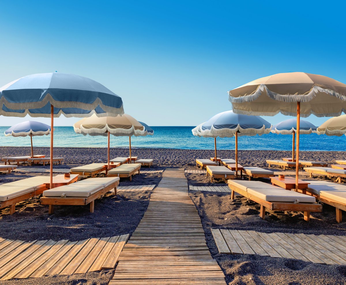 HappilyEverTrvl's tweet photo. Plush towels, shaded loungers, and breathtaking views from a secluded black‑sand beach… this is relaxation redefined at Royal Beach Club Santorini 🌅💙

Make this your next getaway — message me at begin@heatravel.com today to start planning! https://t.co/Om5nZueILc