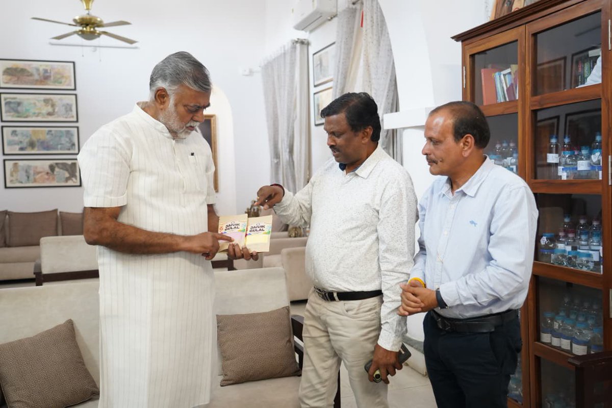 आज प्रातः <a href="/JararuGauShala/">Jararudham Gau Abhyaran</a> के कोषाध्यक्ष <a href="/03sushilgupta/">Sushil Gupta</a> एवं <a href="/DrAwanishDEORI/">Dr.Awanish Mishra (वृक्ष से जल,जल से जीवन)</a> ने जरारूधाम गौ अभयारण्य में बनी जैविक गुलाल भेंट की।<a href="/NarendraBajaj8/">Narendra Bajaj</a>