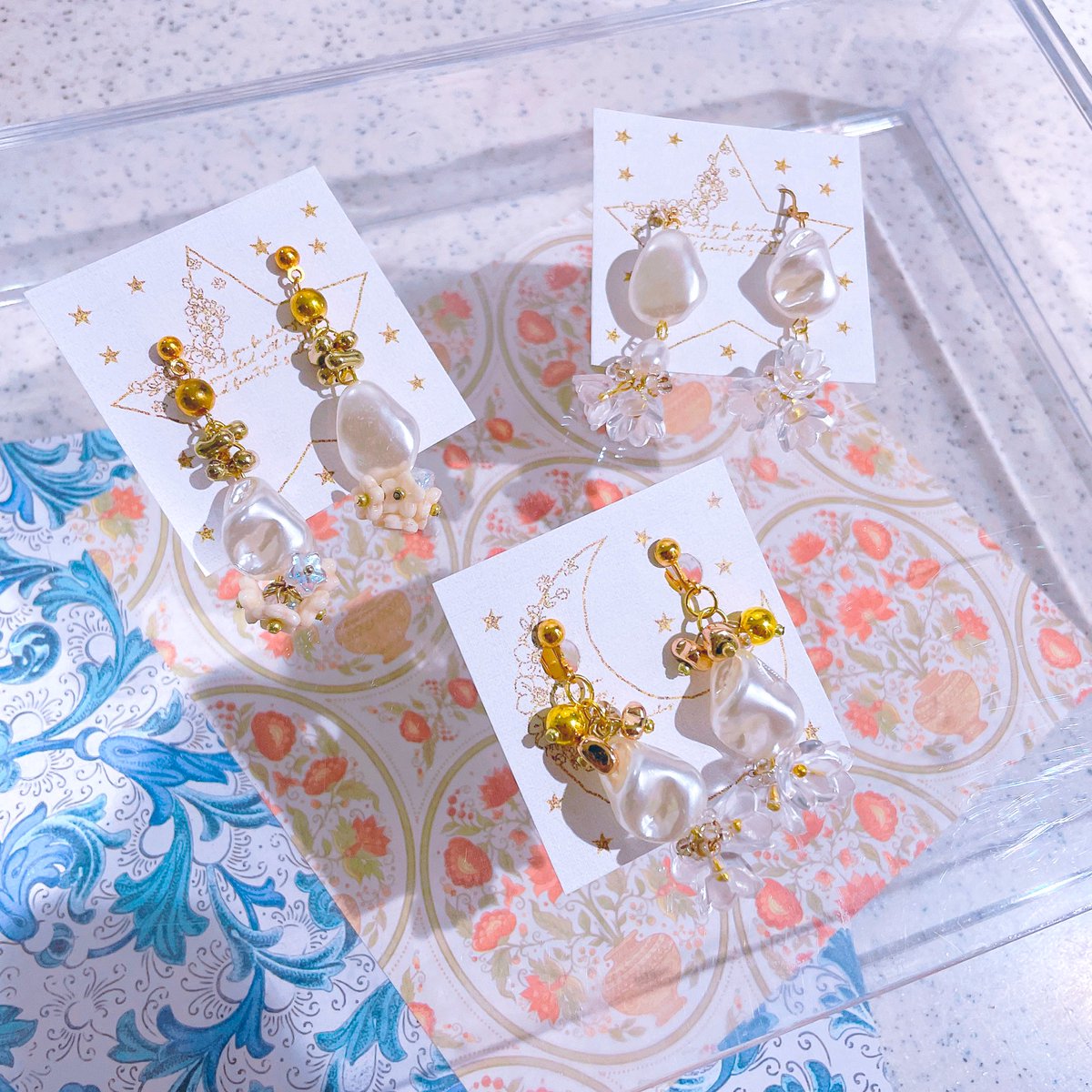 1910to's tweet photo. 変形パール×お花

大ぶりな変形パールにアイボリーの小さなお花やクリアなお花など
少し華やかに
 #ハンドメイドアクセサリー 
 #お花アクセサリー 
 #道ノ化屋  #委託販売中 https://t.co/h1hMEX1THh