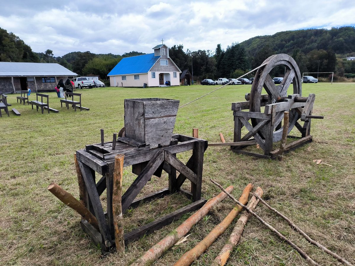 SocialInsular's tweet photo. Artilugio de madera que  rallaba manzana para hacer Chicha de manera manual. #Chiloe y su herencia cultural siempre sorprende. https://t.co/2IiBYeB7fH