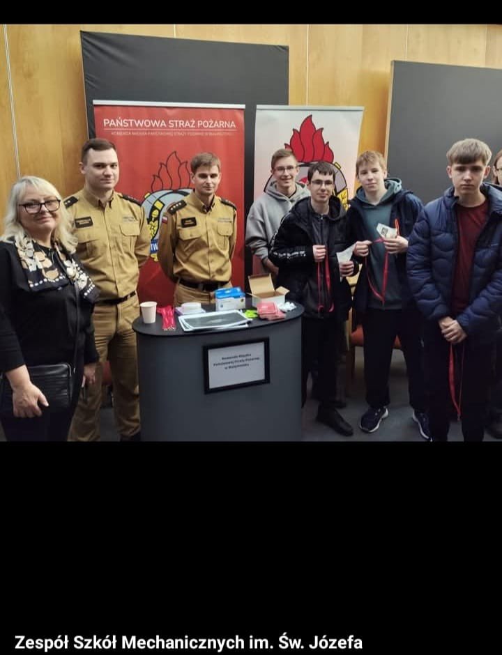KMPSPBialystok's tweet photo. 02.03.2026 r. Już za nami kolejne #Targi Nauki, Pracy i Umiejętności, tym razem w Centrum Wystawienniczo-Konferencyjnym przy ul. Kościelnej w Białymstoku, gdzie opowiadaliśmy o pracy 👨🚒👨🚒 oraz o #czujkach
📸 funkcjonariusze @KMPSPBialystok, fb Zespołu Szkół https://t.co/Xt4B2bsZvx