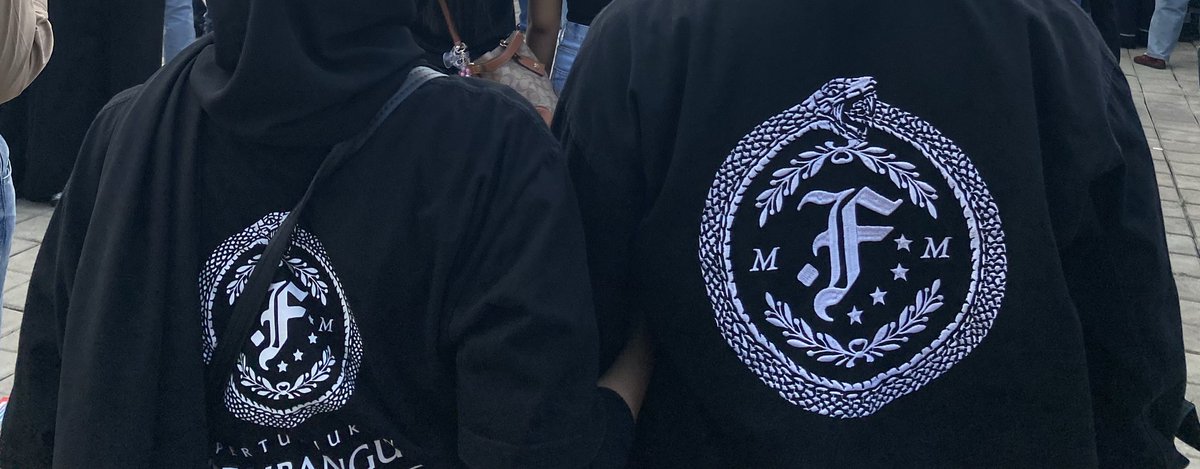 aycalterego's tweet photo. sini egeee mending main sama fanbase sini enak banget ga ada drama saling sikut sosmed, soal nya sikut-sikutan nya beneran di venue😗😗😗 https://t.co/r4l5C0sEXh
