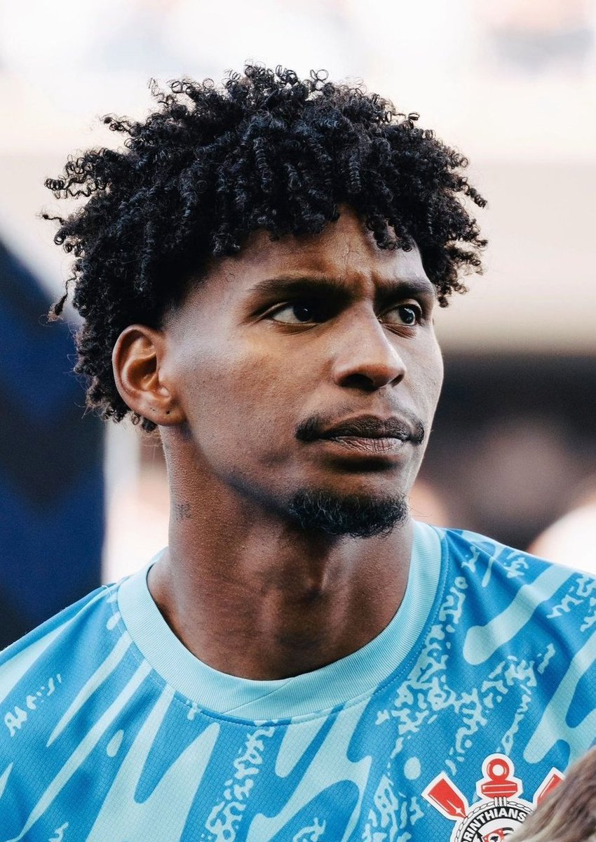 NJanfren's tweet photo. Nunca na história do futebol brasileiro se discutiu tanto sobre a convocação de um 3° goleiro.

É muito bizarro ver dia após dia a mídia não só questionar, mas FORÇAR A BARRA num debate que não deveria existir!

A proporção chegou num nível tão desonesto que hoje o debate sobre Copa do Mundo está focado em cima de Neymar Jr e Hugo Souza. Não vemos questionamentos sobre quais zagueiros, laterais, atacantes...é só Neymar e Hugo Souza na mídia.

A moda da vez é dizer que Everson, que é um ótimo goleiro, merece ser convocado. E sim, se não existisse Hugo Souza, eu concordaria!!!

Porém, o Everson chegou no Atlético MG em 2020 e, até então, defendeu 20 pênaltis.

O Hugo Souza chegou no Corinthians em 2024 e defendeu 14 pênaltis, saindo vitorioso em TODOS ELES!

A média e os méritos do Hugo Souza são infinitamente maiores e melhores. Ele é mais regular, mais preparado, e é ele quem deve ir a Copa do Mundo. Não é Everson, Brazão, Jardim ou qualquer outro goleiro inventado.

Ancelotti deixou claro: ele quer um especialista em penalidades, e hoje não tem ninguém melhor que Hugo Souza. Aliás, o mesmo pontuou que gosta e que confia muito no Hugo porque ele tem personalidade e é muito grande.

Então porque esse debate? Eu explico: ÓDIO AO SPORT CLUB CORINTHIANS PAULISTA! 

Não é apenas racismo. É ódio ao clube, seus jogadores e tudo que envolve a instituição.

Cássio foi o melhor goleiro do país por quase uma década, decidiu títulos e jogos grandes, mas mesmo assim era contestado e questionado pela mídia. Quem não lembra do choro de muitos pedindo a convocação do VANDERLEI, tentando invalidar o campeão brasileiro, Cássio Ramos, em 2017?

A prova está aí: hoje, no Cruzeiro, ninguém questiona o Cássio. Ninguém odeia o Cássio. Ninguém chama o Cássio de frangueiro. Saiu do Corinthians? Presta!

O problema de muitos não é só com a cor do Hugo Souza, mas também nas cores da camisa e do escudo da instituição que ele defende.

Enquanto isso, Bento, escondido na arábia saudita, e que tomou 4 gols pra Argentina, segue sem ser questionado.