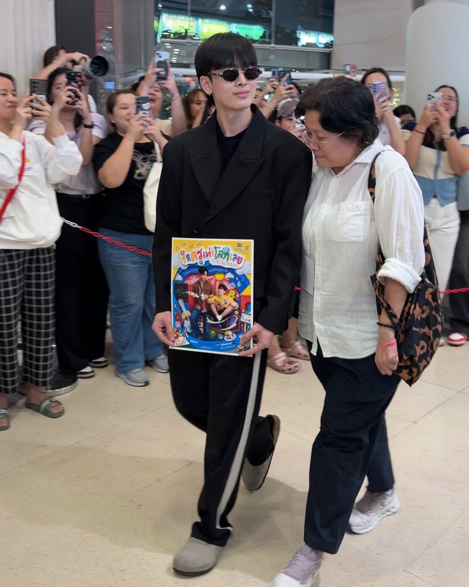 น้องต้าโคตรเบียว ใส่สูท กางเกงวอร์ม แว่นตาดำ รองเท้าแตะ ถือโปสเตอร์รักครูเท่าโลกเลยยิงแอด กุไม่ไหว555555555555555555555555