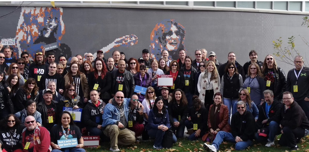 SoxandGuitar's tweet photo. #MondayFeeling
Getting to #RushCon ,
Making it for the Big Group Picture,
Getting Distracted at the wrong moment… 🤣
#RushFamily @vivien2112 @HumbleAnthem https://t.co/oywYIv1Vcc