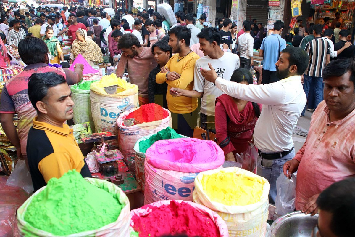 UNI_Photos's tweet photo. In Photos | Customers purchase colourful gulal (coloured powder) and water guns ahead of Holi at Sadar Bazaar in Delhi.

📸: Pushkar Vyas / UNI

#Holi | #Holi2026 | #SadarBazaar | #Delhi | #UNI https://t.co/4vRx8chEfJ