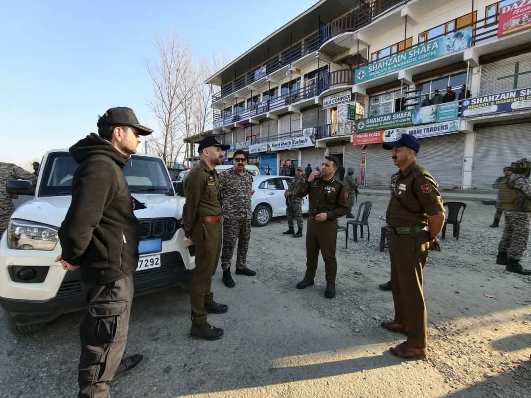 BandiporaFirst's tweet photo. DIG North Kashmir Range (NKR), Maqsood-ul-Zaman (IPS), along with the DIG of the Central Reserve Police Force (CRPF), on Monday visited various peaceful protest locations in Sopore and Baramulla to assess the situation and review Law &amp; Order  arrangements on the ground.......... https://t.co/oz7OOoj1j5