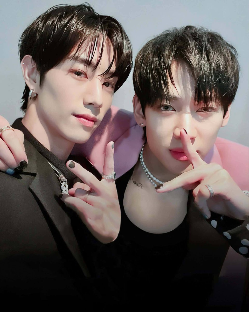 KarnKira's tweet photo. สังเกตมั้ย เวลาเค้าอินเรื่องทำเล็บเค้าก็จะอินเหมือนกัน ตอนไม่อินแล้วก็ไม่ทำเหมือนกัน we are connecting คอนเนคใจอ่ะนะ☺️🤭🤭 
#MTBB #MarkBam #MarkTuan #BamBam https://t.co/IShBWv5nXx