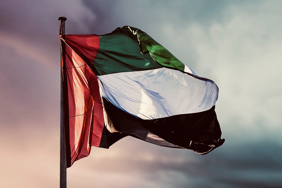 ديرة أهل الحميّه .. و هل السيف الصقيل
برجالها محميّه .. يوم الزمان امحيل
تارد حوض المنيّه .. وِرد الحيام الحيل
ياما اردعوا من هيّه .. من فوق هجنٍ او خيل
وظفروا بها النشميّه .. و ردّ الطامع ذليل
وهذي "العوايد" حيّه .. جيلٍ يورّث جيل