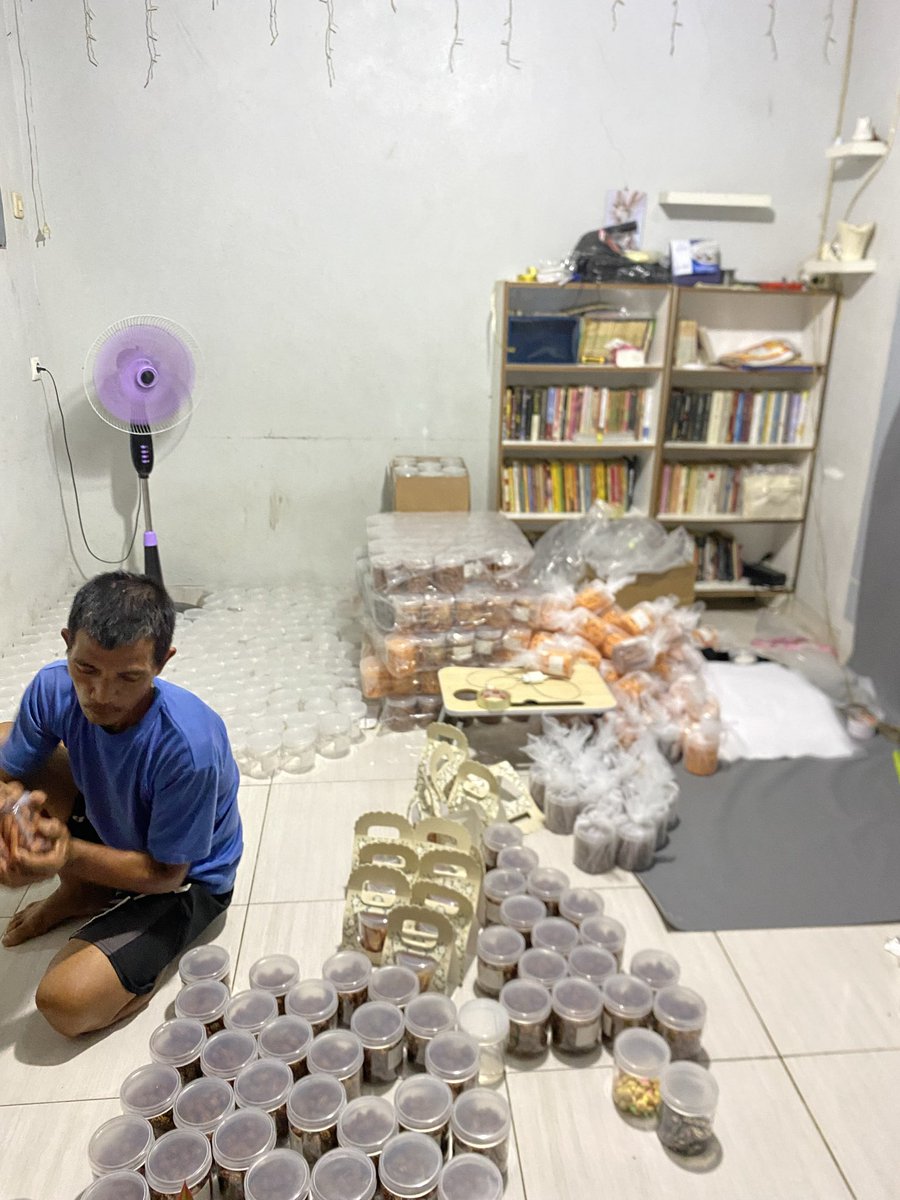 cimolmolly_enak's tweet photo. Siap menerima ribuan orderan hampers asal ada bapak bantuin https://t.co/rCEYPbCw2D