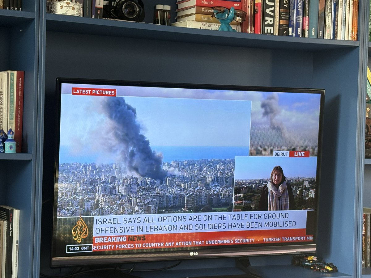 Arkasında patlamalar olurken bir muhabirin sakin kalması anlatması gerekenleri anlatabilmesi için o kadar önemli ki… bu da en çok muhabirin tecrübesi ve kendisine, işine ve seyirciye saygısıyla mümkün. Bu savaş vesilesiyle bir kez daha hatırladık.