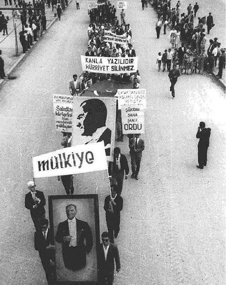TarihteOan's tweet photo. 27 mayıs sonrası düzenlenen gösteriler esnasında mülkiyeli öğrencilerin oluşturduğu kortej, 1960 "Kanla yazılıdır hürriyet, silinmez." https://t.co/KOtKx3KARm