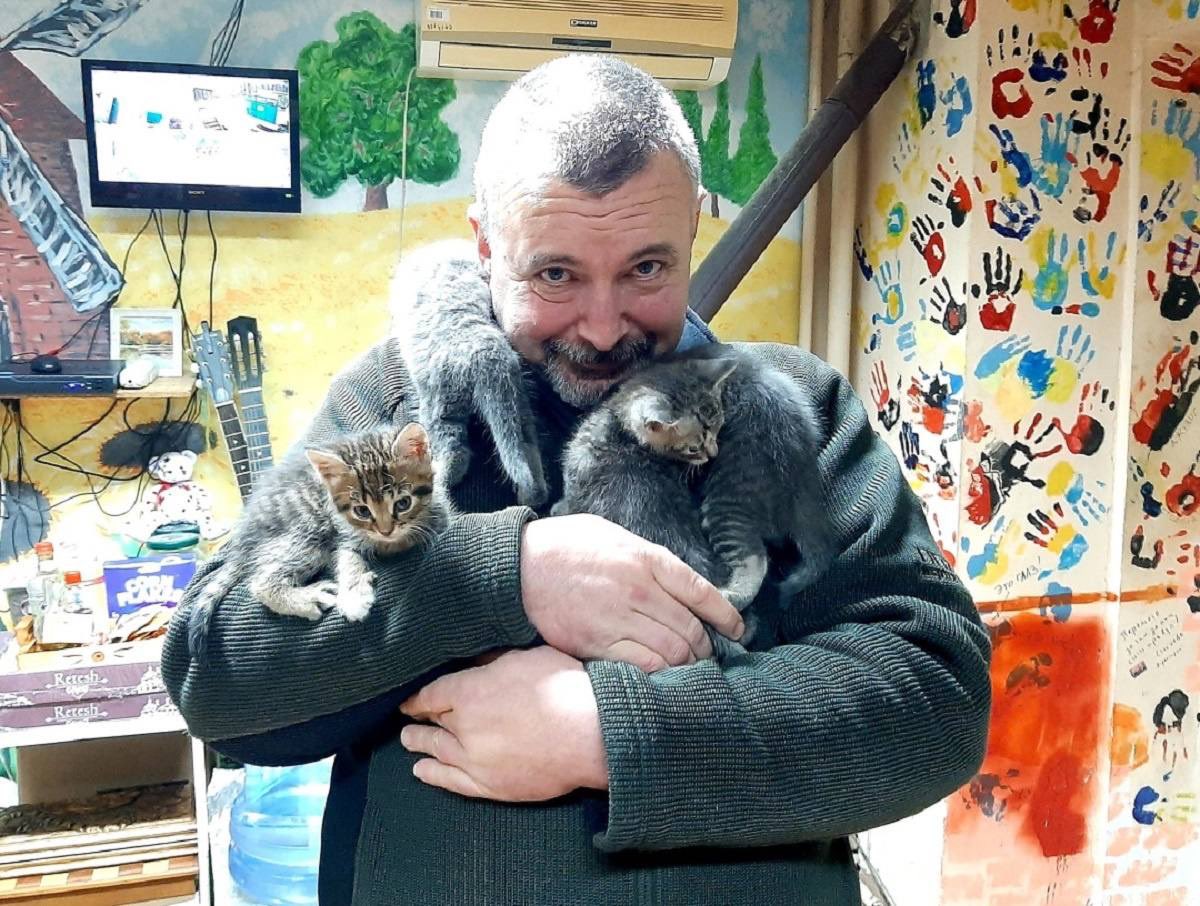 Побути поруч, просто помовчати. Колись це було нашою буденністю.  
 
Як сильно цього не вистачає зараз, друже. Твого влучного слова, твоїх жартів, твого погляду, який міг сказати ще більше. 
 
Гліб Бабіч — один із найближчих мені людей. Відтоді, як уперше побачилися у Катеринівці