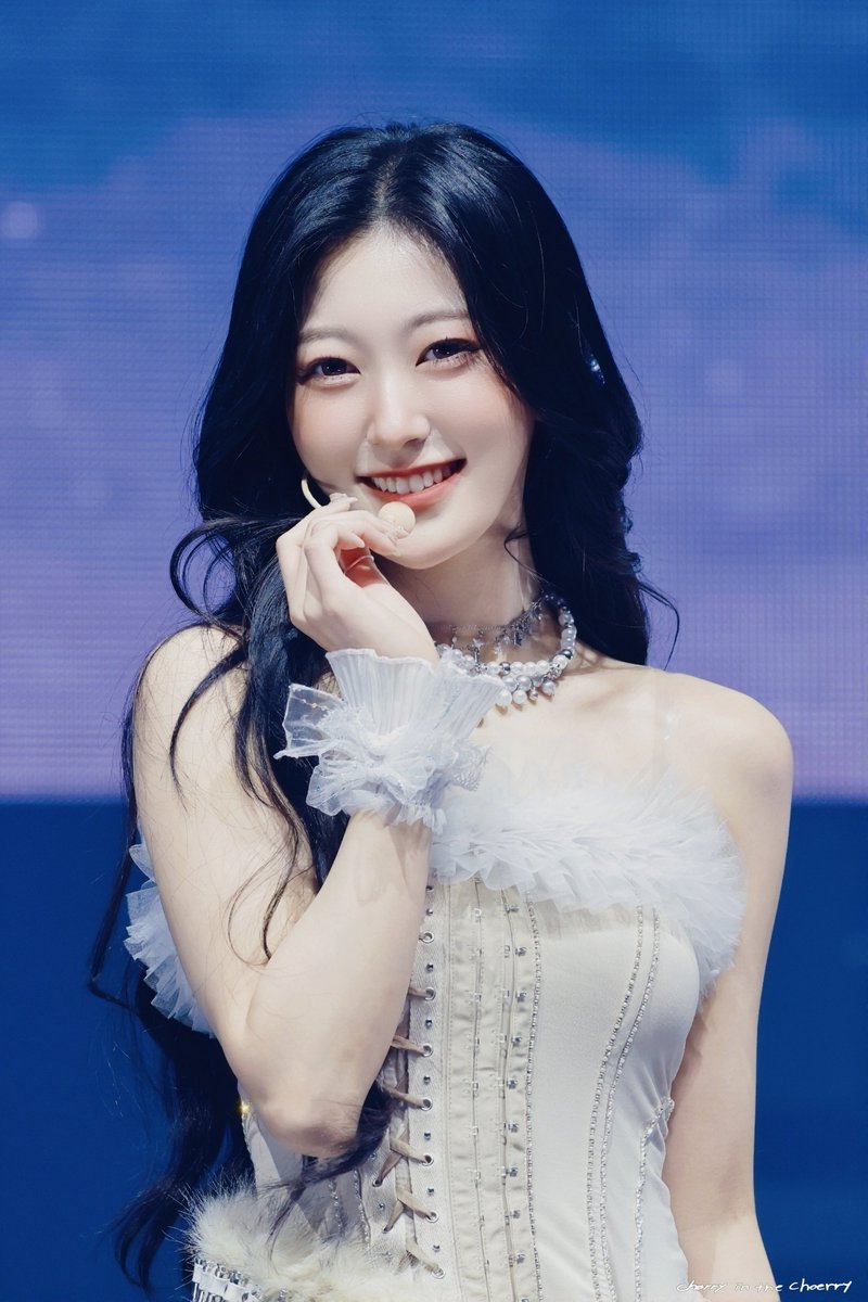 𝑪𝒉𝒆𝒓𝒓𝒚 𝒊𝒏 𝒕𝒉𝒆 𝑪𝒉𝒐𝒆𝒓𝒓𝒚 🍒 tweet media