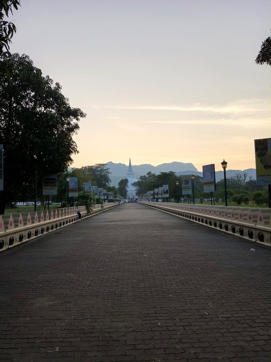 มหิยังคณเจดีย์ ต้นแบบของวัดมเหยงคณ์ อยุธยา เหมือนกันตั้งแต่เจดีย์ที่ช้างล้อมอยู่ที่ฐานประทักษิณ และ มีทางเดินยาวเข้าไปยังวัด