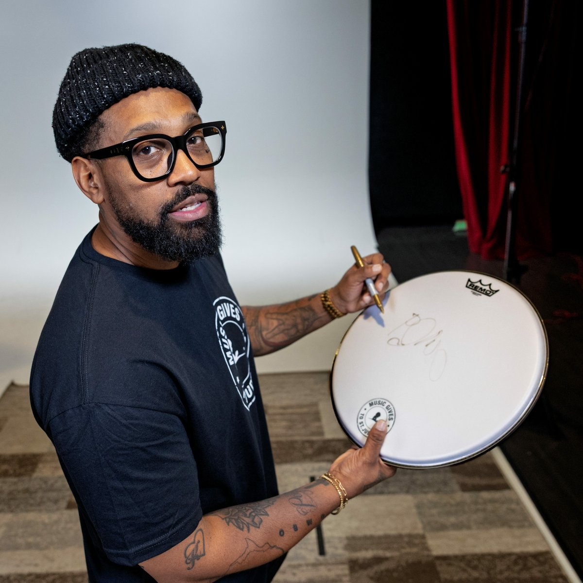 RecCollMag's tweet image. Charitybuzz.com 16 March auctions inc signed guitars from #KennyRogers #MeganMoroney, signed drumheads from #Maroon5 #ColdWarKids #FosterThePeople #RoyalBlood #DigiblePlanets #GunsNRoses #ForKingAndCountry, #Shaggy hat.