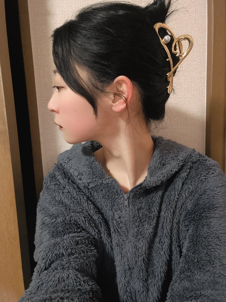 小顔マッサージして横顔少しマシなったかなおもって写真撮ったら
なんかまさかの喉仏でてね？？ってなった。