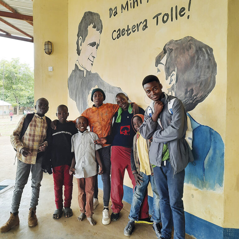 infoANS_IT's tweet image. Zambia – La cabina telefonica non è una casa: “Il cammino dei #bambini dalla strada fino alla sicurezza e alla presenza, che genera speranza a #Makululu”

infoans.org/sezioni/notizi…