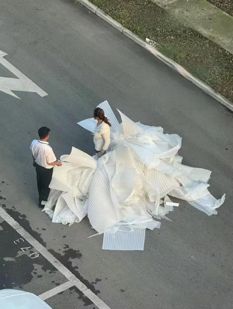 还以为谁求婚，结果是保安跟保洁。