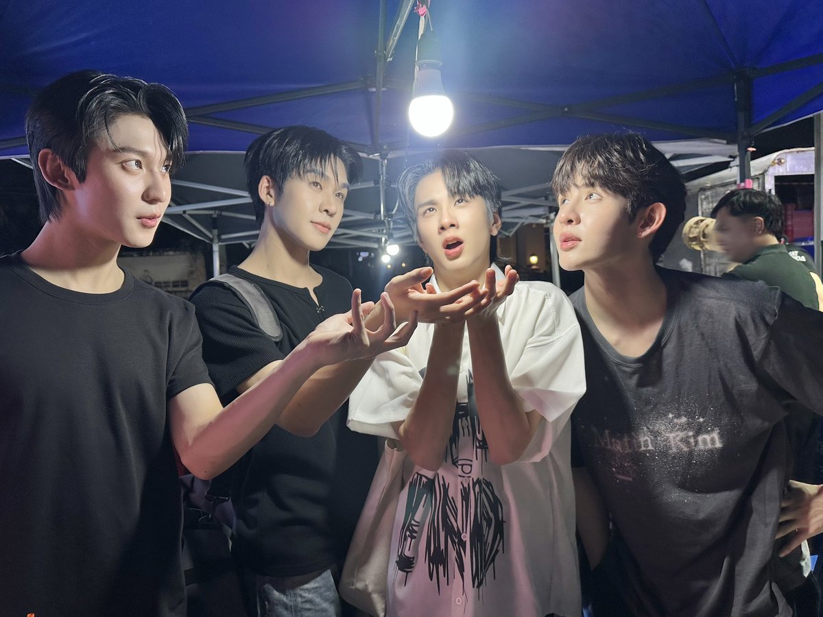 รักสุดใจนายแฟนบอย Mr. Fanboy Series 📸

พี่ดารามัวเล่นอะไรกันอยู่คร้าาา 😚 พี่ช่างไฟจะเก็บของจะกลับกันหมดแล้ว รีบไปเร๊ววว รถตู้กองกำลังจะออกแล้วค่า 🚐💨

ดูจากภาพแล้วเจ๊ขอบอกเลยว่า Q2 วันนี้มีแต่ซีนสบ๊ายสบายย 🫩 ดูสิคะพี่ดาราแต่ละคนยังมีสติเต็ม 💯