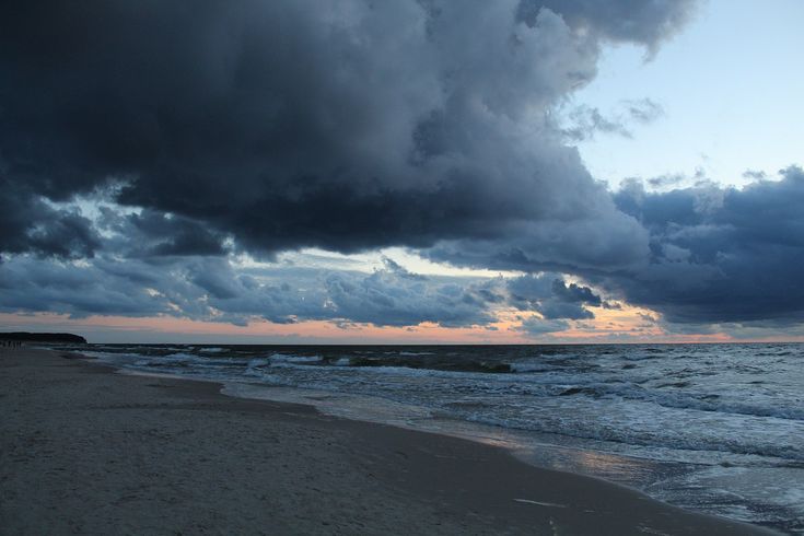 elemmiressoul's tweet image. cloudy beach.