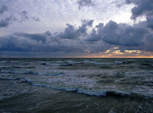 elemmiressoul's tweet image. cloudy beach.