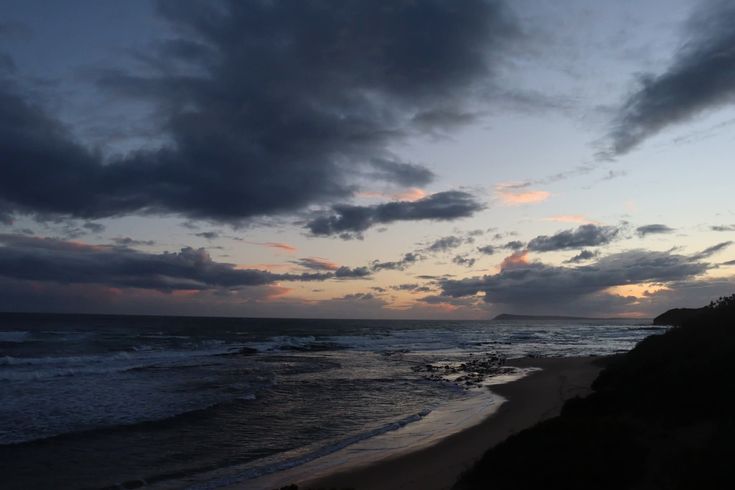 elemmiressoul's tweet image. cloudy beach.