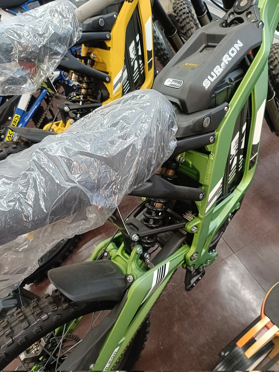 holly_CRF150F's tweet image. #rightbeeX 欲しいけどちょっと高いな〜と思ってる方、前のモデルの未使用車、49万円！緑、黄色あります！
#surron