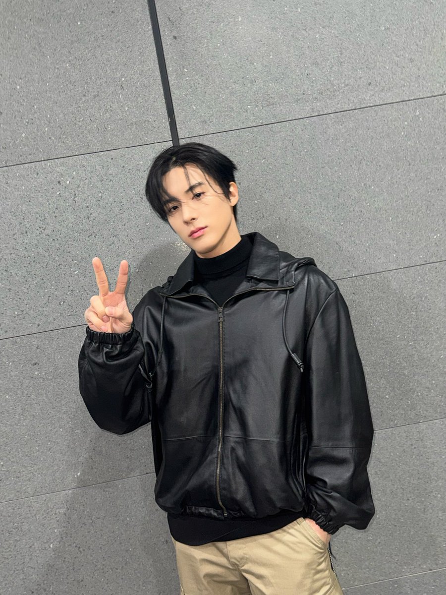 THEBOYZ_officl's tweet photo. [📸] 에릭 아이돌 라디오 시즌4 DJ 완료🐶 더비와 돌랑이에게 사랑을 전해 주는 에디❣️ 꿈나라 요정과 함께 따뜻한 밤 보내요💤

#THEBOYZ #더보이즈
#ERIC #에릭 https://t.co/xAsYynFZoq