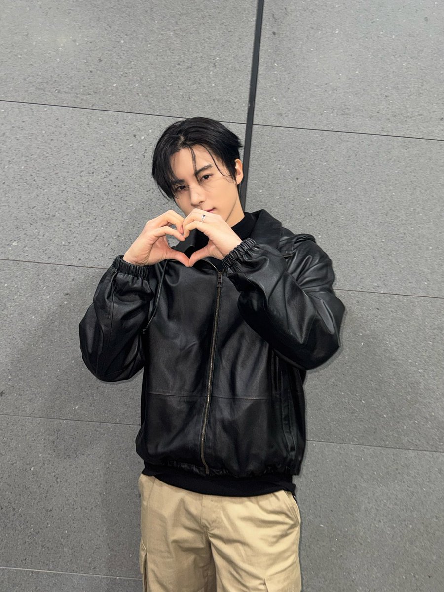 THEBOYZ_officl's tweet photo. [📸] 에릭 아이돌 라디오 시즌4 DJ 완료🐶 더비와 돌랑이에게 사랑을 전해 주는 에디❣️ 꿈나라 요정과 함께 따뜻한 밤 보내요💤

#THEBOYZ #더보이즈
#ERIC #에릭 https://t.co/xAsYynFZoq