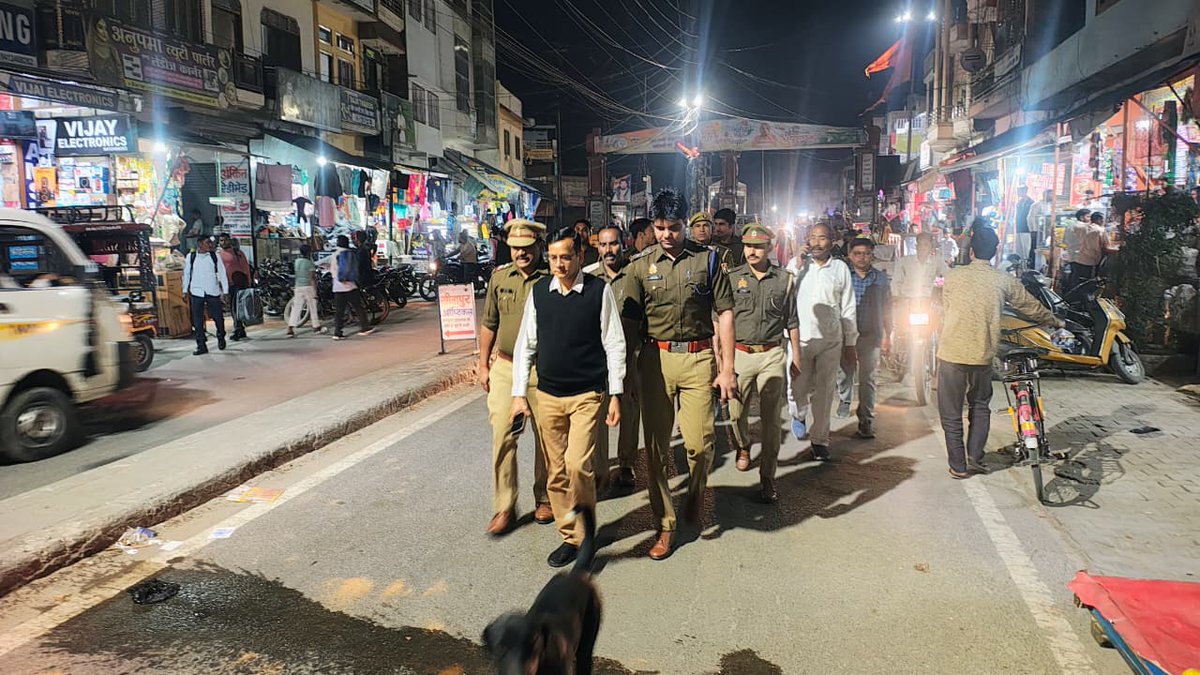 sambhalpolice's tweet photo. #SPSambhal @Krishan_IPS के निर्देशन में #C0 गुन्नौर व #sdm गुन्नौर द्वारा #SO बबराला मय पुलिस बल के साथ थाना बबराला क्षेत्रान्तर्गत त्यौहारों, अपराध नियंत्रण, कानून एवं शान्ति व्यवस्था के दृष्टिगत प्रमुख स्थानों पर #FootPatrolling कर संदिग्ध व्यक्ति/वाहनों की चैकिंग की गयी। https://t.co/D9l7PKpniy
