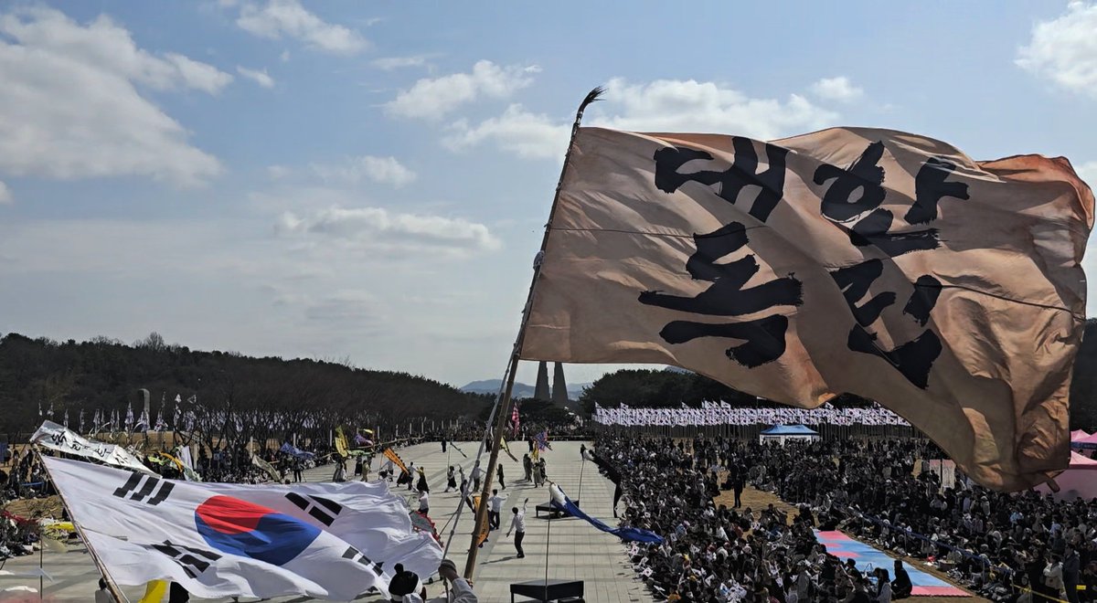 호랑이보러 영혼의 동반자와 천안 출격🐯
독립기념관은 처음이라 새로웠는데 캐럿들도 많았지만 일반 관람객들도 많아서 감동이기도 하구. 용맹호랑이 오랜만에 보는거라 좋기도 했고 만세운동퍼포먼스를 보면서는 깊생을 하게 만드는. 호시 덕분에 의미있는 삼일절을 보내서 좋은 날이었다.