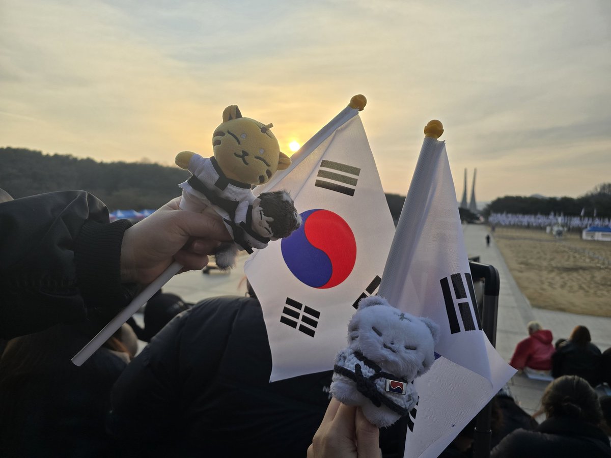 every_monmoo's tweet photo. 호랑이보러 영혼의 동반자와 천안 출격🐯
독립기념관은 처음이라 새로웠는데 캐럿들도 많았지만 일반 관람객들도 많아서 감동이기도 하구. 용맹호랑이 오랜만에 보는거라 좋기도 했고 만세운동퍼포먼스를 보면서는 깊생을 하게 만드는. 호시 덕분에 의미있는 삼일절을 보내서 좋은 날이었다. https://t.co/sq8zK88gvp