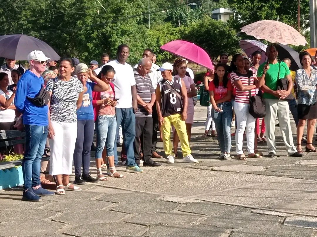Inicia la semana de la cultura en #TercerFrente con un matutino especial y varios momentos culturales,con la presencia del presidente de la asamblea Giorgis Ramírez Céspedes y la participación del pueblo en general.
#SantiagoDeCuba.