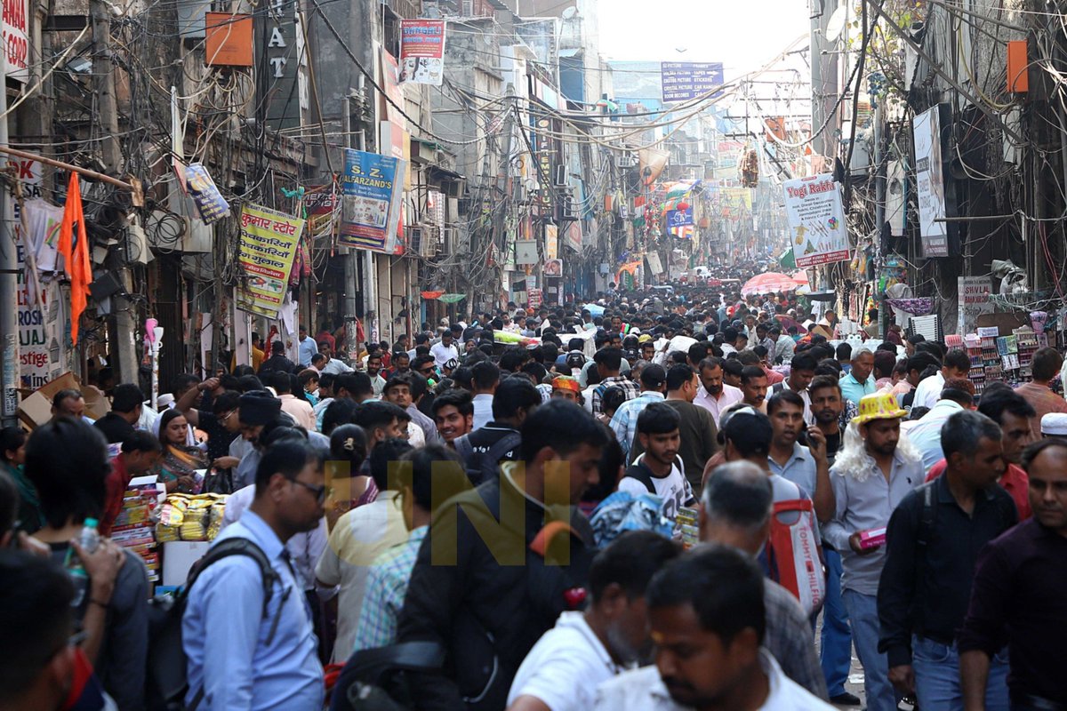UNI_Photos's tweet photo. In Photos | Heavy crowds thronged Sadar Bazaar ahead of the Holi festival in Delhi today.

📸: Pushkar Vyas / UNI

#Holi | #Holi2026 | #SadarBazaar | #Delhi | #UNI https://t.co/JQPzLk8rZx