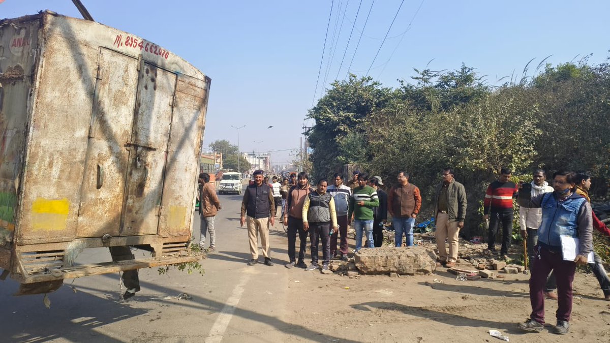 rpfpcksj's tweet photo. @rpfnerizn @rpfner @RailwaySeva @Prashan34316850 श्रीमान जी उक्त फोटो मीटर गेज लाइन से सम्बन्धित है जो विगत कई वर्षों से बंद पड़ी है तथा सम्बन्धित विभाग से समन्वय कर रेल भुमि का मापन कर दि.4.12.2025 को अतिक्रमण हटवाया गया है फोटो साथ संलग्न है https://t.co/U52Na7UK6X