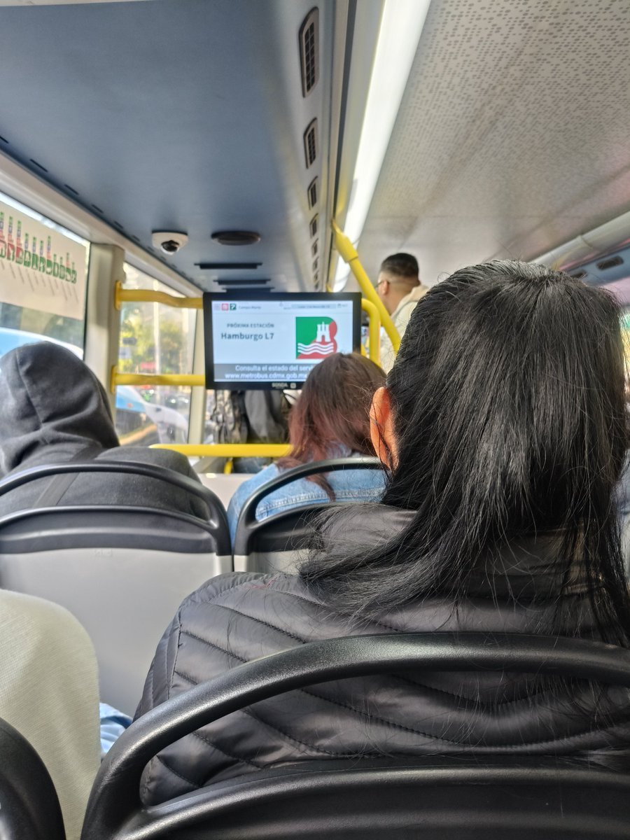 La gente de verdad es descarada.
Ya lleva sonando como 4 veces el anuncio de "prohibido viajar de pie en el segundo piso" y se desocupan los asientos y a los idiotas les vale y se quedan estorbando. 🙃
<a href="/MetrobusCDMX/">Metrobús CDMX</a>