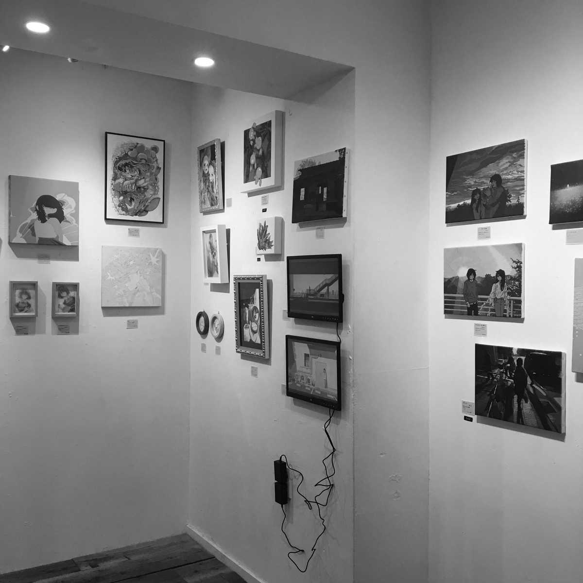 8251kikaku's tweet photo. 企画展『daylight』

会期5日間、無事終了いたしました。

ご出展くださいました作家様、
ご来場くださいましたお客様、

ありがとうございました😌

作家様の作品のクオリティーと魅力、知名度、告知・宣伝のご協力等により、
企画展『daylight』は多くのご来場者様に恵まれ、大変喜んでいただける展示になった様に思います。

企画展DM・ショップカードの設置を快くお受けくださったお店様、
お力添えいただき、ありがとうございました。

引き続き、
ご参加に意義を感じていただける、足を運んで良かったと思っていただける企画展作りに努めてまいりますので、

今後とも、よろしくお願いいたします。

*
*
*

次回は、5月の
企画展『fauna fan』です。

後日、企画の詳細をリリースいたします。

よろしくお願いいたします。

#8251kikaku #daylight #企画展 #exhibition #イラストレーション #illustration #京都ギャラリー #京都市役所前 #kyoutoshiyakushomae