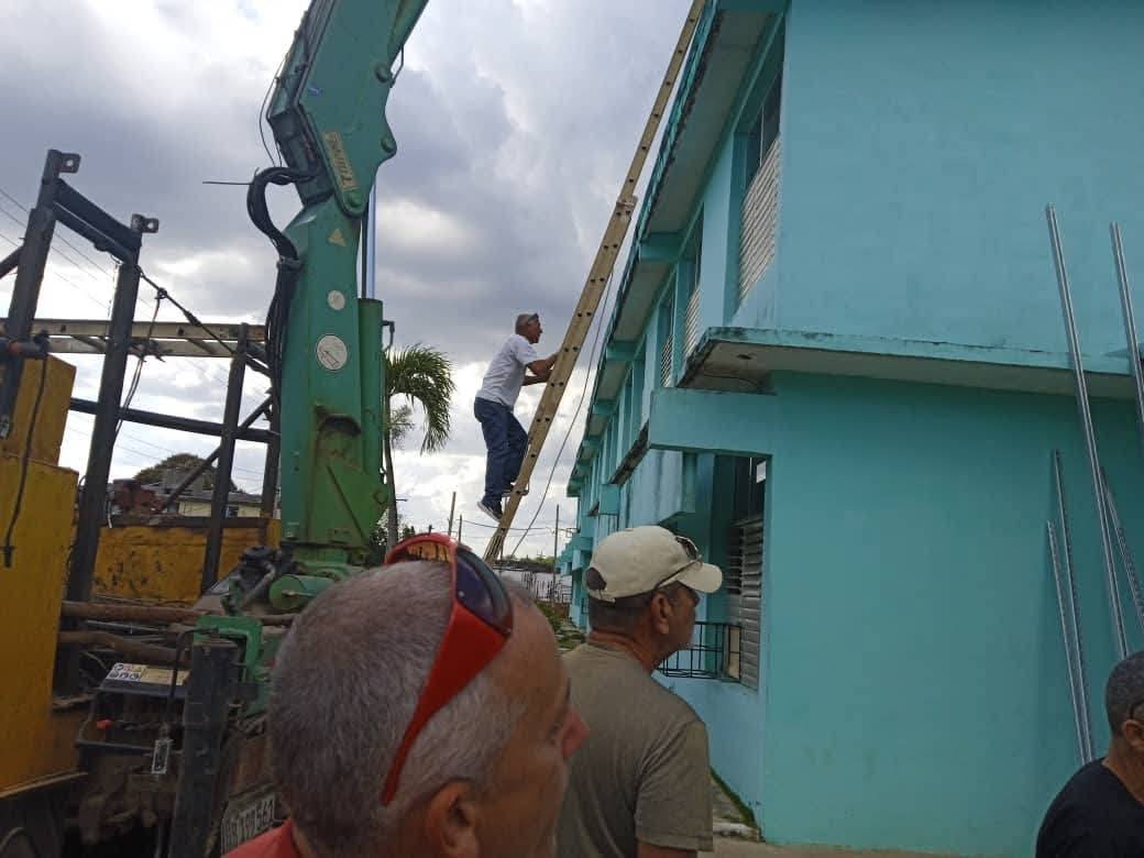 EmpresaMatanzas's tweet photo. @EmpresaMatanzas y Copextel realizan entrega y montaje de un kit de paneles al Policlínico de Limonar. 
Este esfuerzo conjunto demuestra que, cuando se trabaja en equipo, se pueden alcanzar grandes logros en beneficio de todos.
#MatancerosEnVictoria https://t.co/a8wq0qLCdK