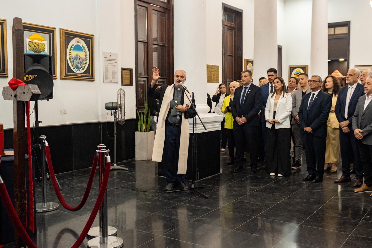 LegislaturaLR's tweet photo. La Cruz de los Mártires ya puede visitarse en la Legislatura.

La imagen que estará durante los próximos días;  es un símbolo que honra a los beatos Enrique Angelelli, junto a Longueville, Murias y Pedernera, camino a los 50 años de su martirio. https://t.co/ARnwE45SBE