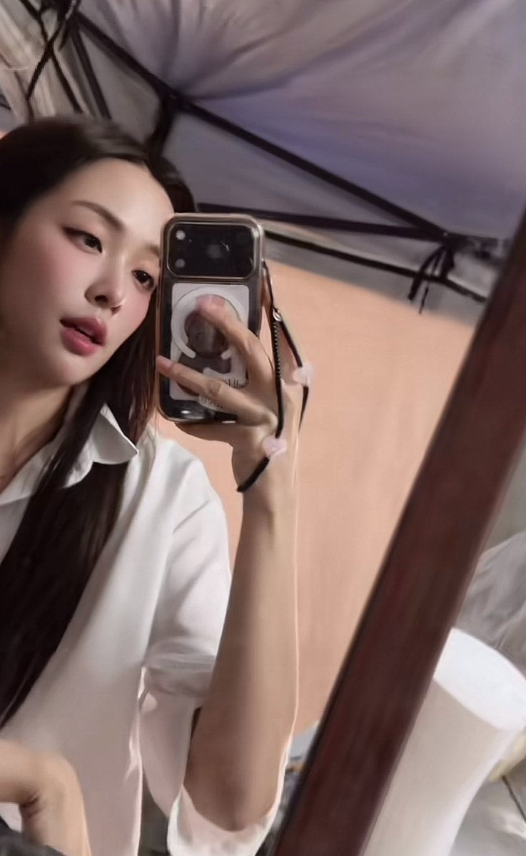 อย่าว่างั้นงี้นะ ร่างพี่อุ้มอิษคนที่ดวงตาเห็นธรรมเป็นคนแรกควรได้รับรางวัลอะไรสักอย่างแบบเร่งด่วนที่สุด หญิงสาวทั่วพระนครมาต่อแถวเรียงคิวกันไปถึงเชียงใหม่ คือหน้าตาดีธรรมชาติ จะสวยก็สวย หล่อก็หล่อ น่ารักตลกเฟรนลี่ยิ้มหวาน อือ 101010