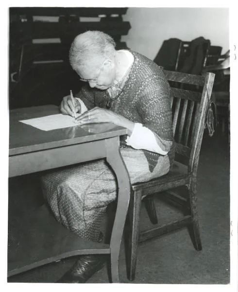 Carrie Kirk, a 101-year-old, formerly enslaved woman, attending a literacy class in Cleveland, Ohio in 1938.

Look at more amazing historical photos: bit.ly/3vlLOd6