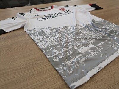 Encore jusqu’à aujourd’hui, 

Je n’ai jamais vu un club algérien ou africain en général avoir proposé un maillot qui ne serait ce que frôlé la beauté de celui ci.

Magnifique, Somptueux, Légendaire, Iconique, Incroyable, Inimitable.