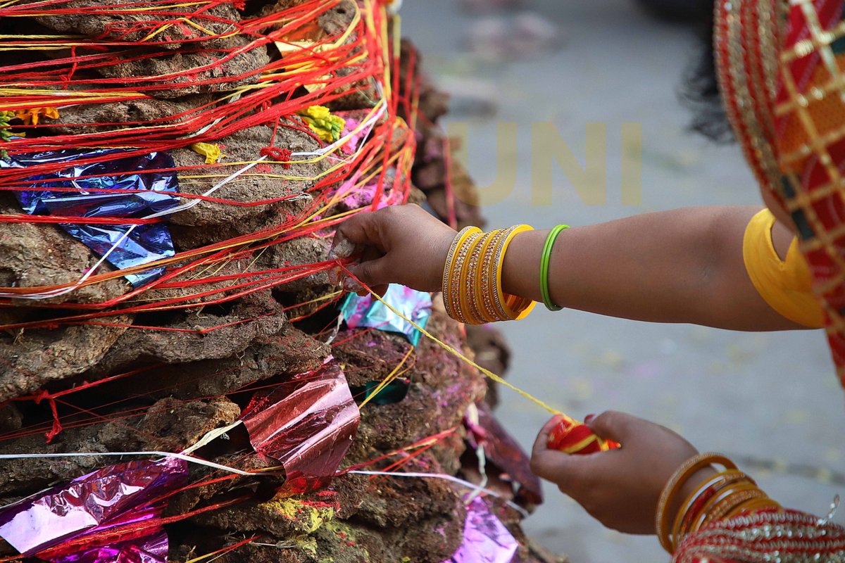 UNI_Photos's tweet photo. In Photos | Women perform rituals ahead of Holika Dahan in Old Delhi, marking the traditional bonfire symbolising the victory of good over evil.

📸: Pushkar Vyas / UNI

#Holi2026 | #HolikaDahan | #Delhi | #UNI https://t.co/Q4oIkHUeGV