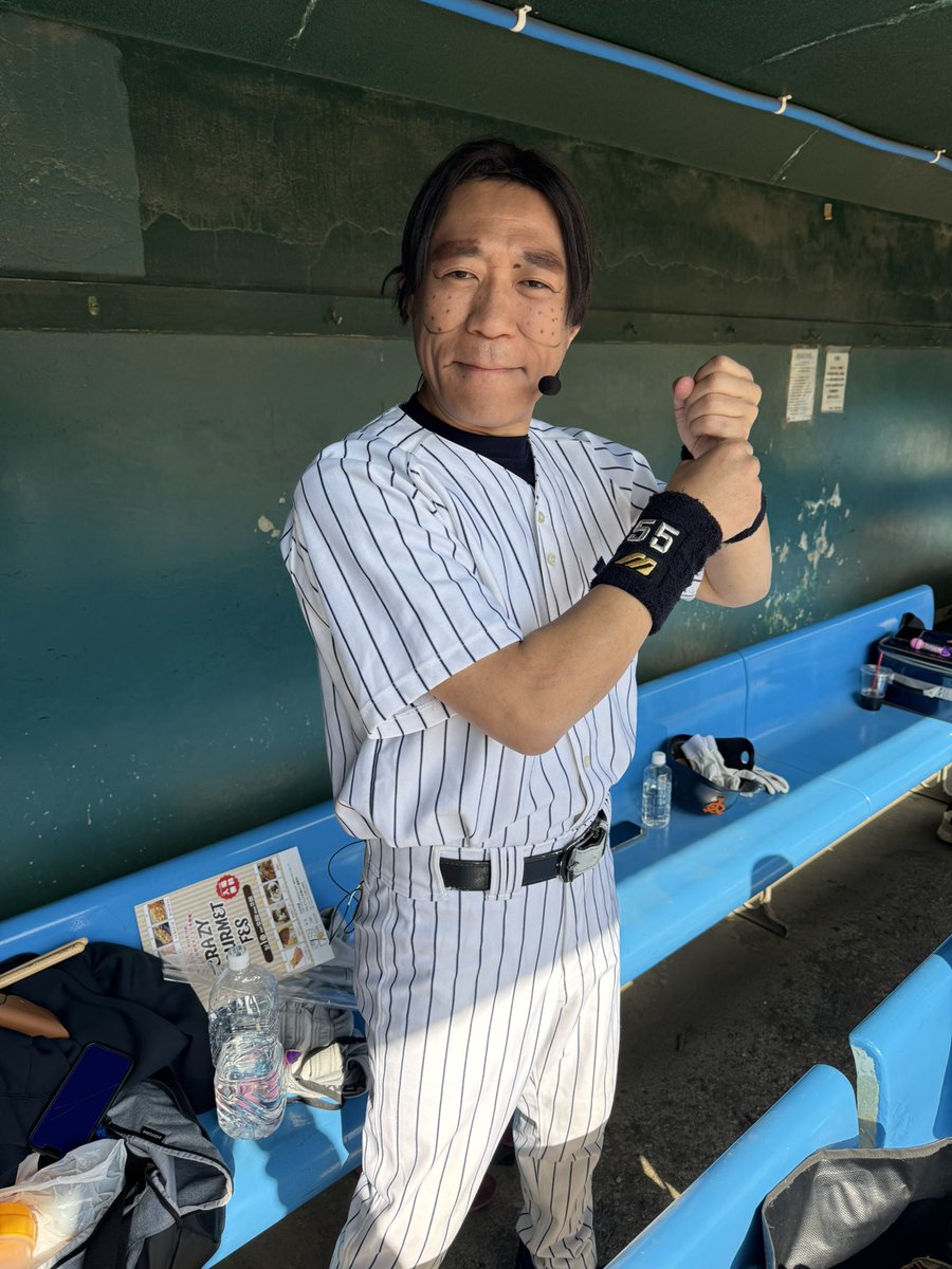 hanawa_bassman's tweet photo. 松井選手のモノマネをやらせて頂きました。
ユニフォームはヤンキース^_^
#クレイジーボール #ホリエモン #松井秀喜 #はなわ #モノマネ https://t.co/6M78th2YOG