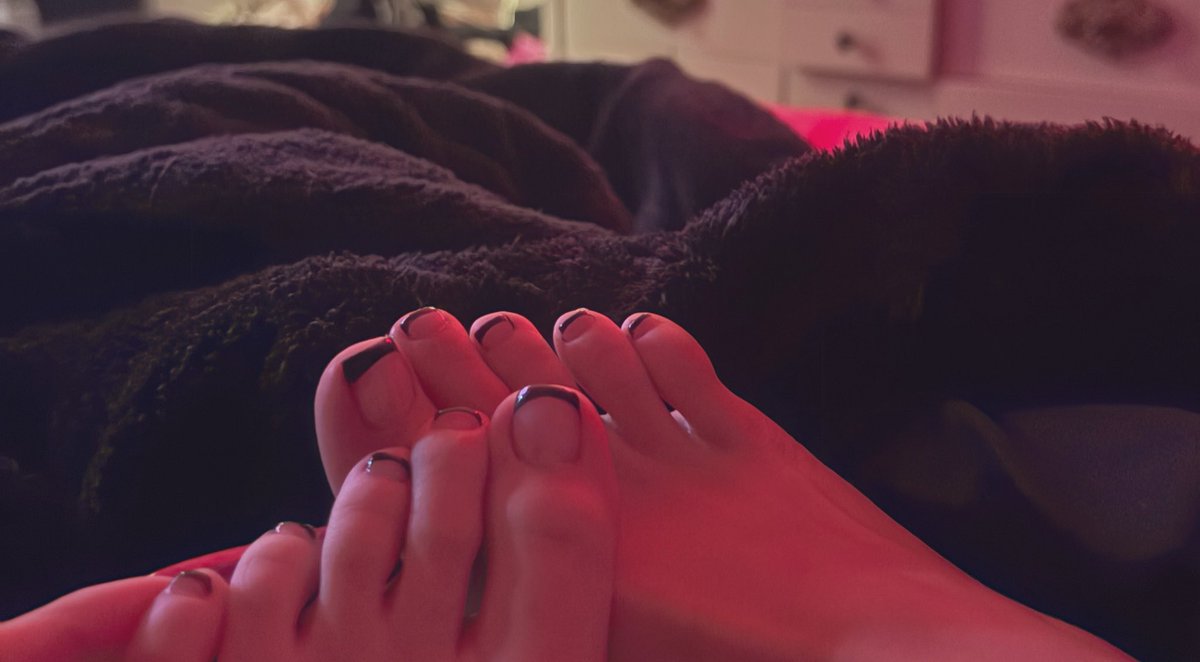 externalgoddess's tweet photo. These pretty feet need to be spoiled ✨

#domme #findom #dom #findomdrain #feetworshi̇p #footfetısh #feet https://t.co/JZoQtZApRv
