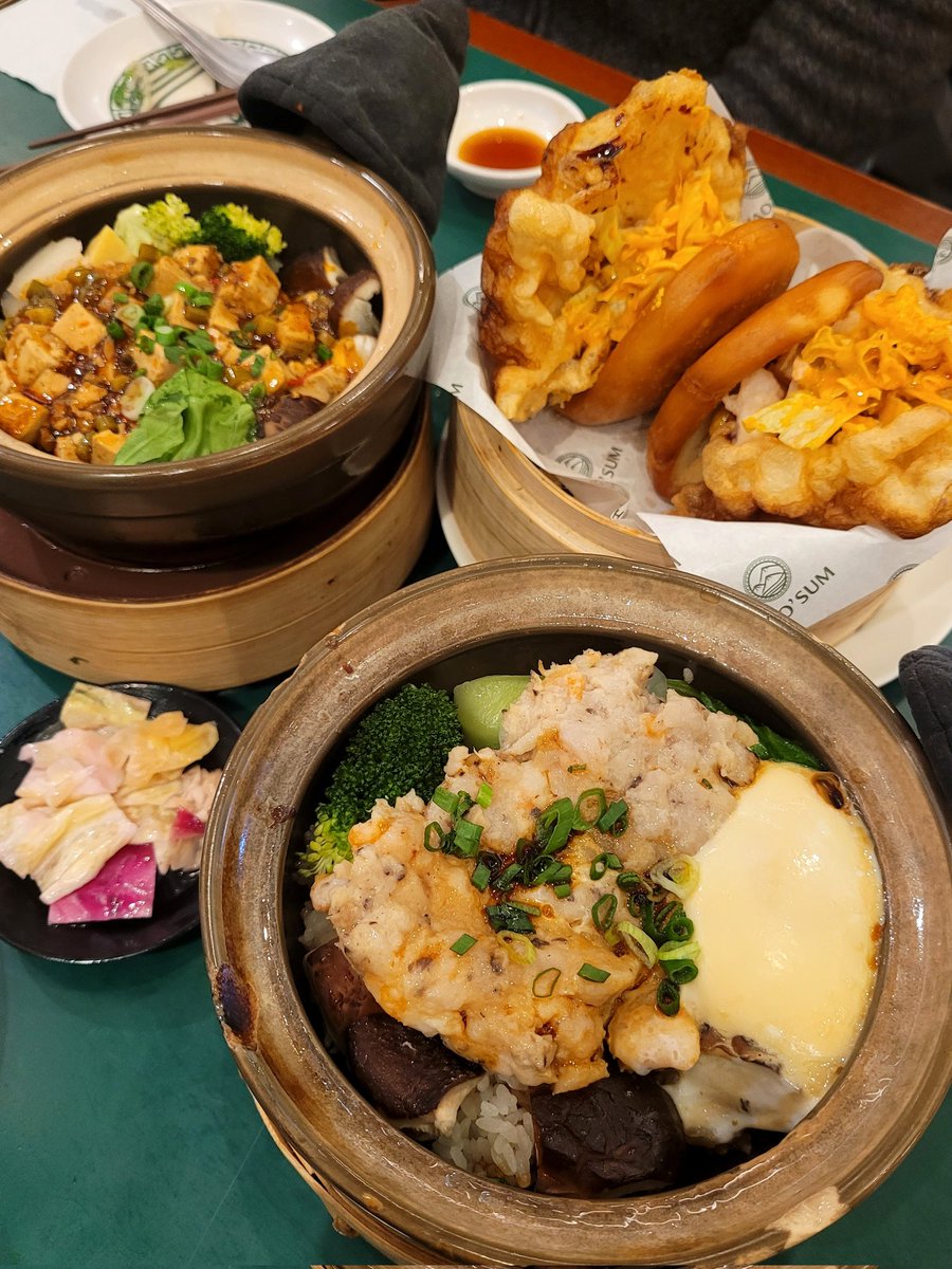 rootchelinguide's tweet photo. 📍더현대 호우섬 여의도점
딤섬(소오룡포,허가우) 둘 다 무난하게 맛있음. 근데 진짜는 뽀짜이판에 있다 마파두부 마라맛 제대로 진하게 맛있고 새우&amp;돼지고기 완자도 정말 맛있다. 맑은 우육면 기대 안했는데 국물과 면이 너무 만족스러웠고. 크리스피 에그바오 꼭 시켜보는 거 추천. 레몬티 필수 https://t.co/J49WGHDu5X