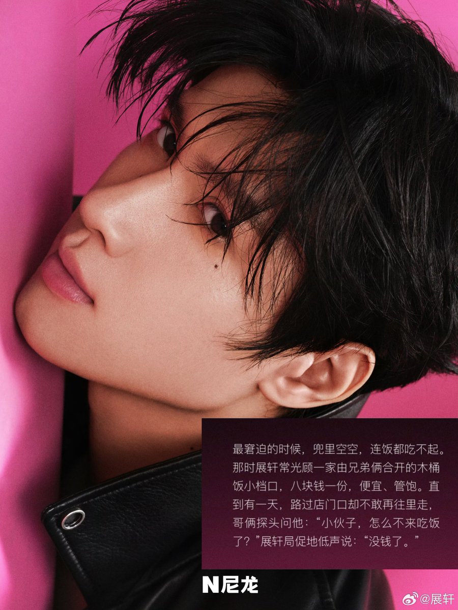 ForZhanXuan___'s tweet photo. #演员展轩_นักแสดงจ่านเซวียน 
ในช่วงที่ขัดสนที่สุด กระเป๋าตังค์ว่างเปล่า แม้แต่ข้าวก็ยังไม่มีปัญญาจะกิน ตอนนั้นจ่านเซวียนมักจะไปอุดหนุนร้านข้าวราคา 8 หยวนที่เปิดโดยพี่น้องคู่หนึ่ง เพราะทั้งราคาถูกและอิ่มท้อง จนมีอยู่วันหนึ่งเดินผ่านหน้าประตูร้านแต่กลับไม่กล้าเดินเข้าไปข้างใน พี่ชายทั้งสองคนชะโงกหน้าออกมาถามเขาว่า : 'หนุ่มน้อย ทำไมไม่มากินข้าวแล้วล่ะ?' 

จ่านเซวียนตอบกลับด้วยเสียงแผ่วเบาอย่างประหม่า : "ไม่มีเงินแล้วครับ"

จุก🥹 ที่บอกจ่านเซวียนผ่านโลกมาเยอะ เขาผ่านมาเยอะจริงๆ กว่าจะมาเป็นจ่านเซวียนที่พวกเราค้นพบอย่างทุกวันนี้ เขาต้องผ่านอะไรมามากมายนับไม่ถ้วน ขอบคุณนะที่พยายามมาตลอด😭