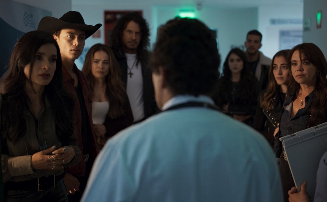 PasdeGavilanes's tweet photo. #PasiónDeGavilanes2 #PDG47 Demetrio salva la vida de doña Gabriela. https://t.co/BPs6fS4L1f